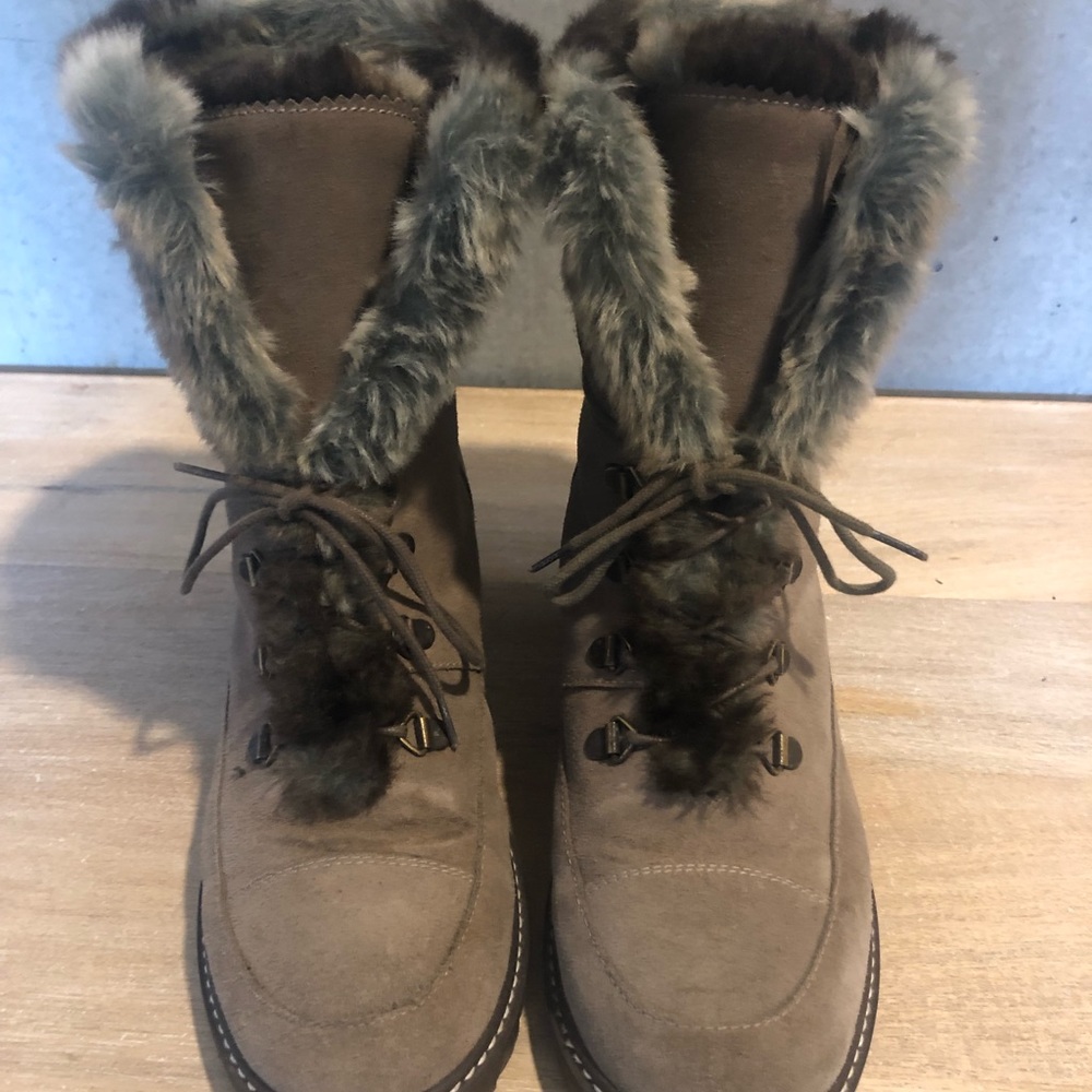 Stuart Weitzman Beige/Tan Luge Boot size 7.5